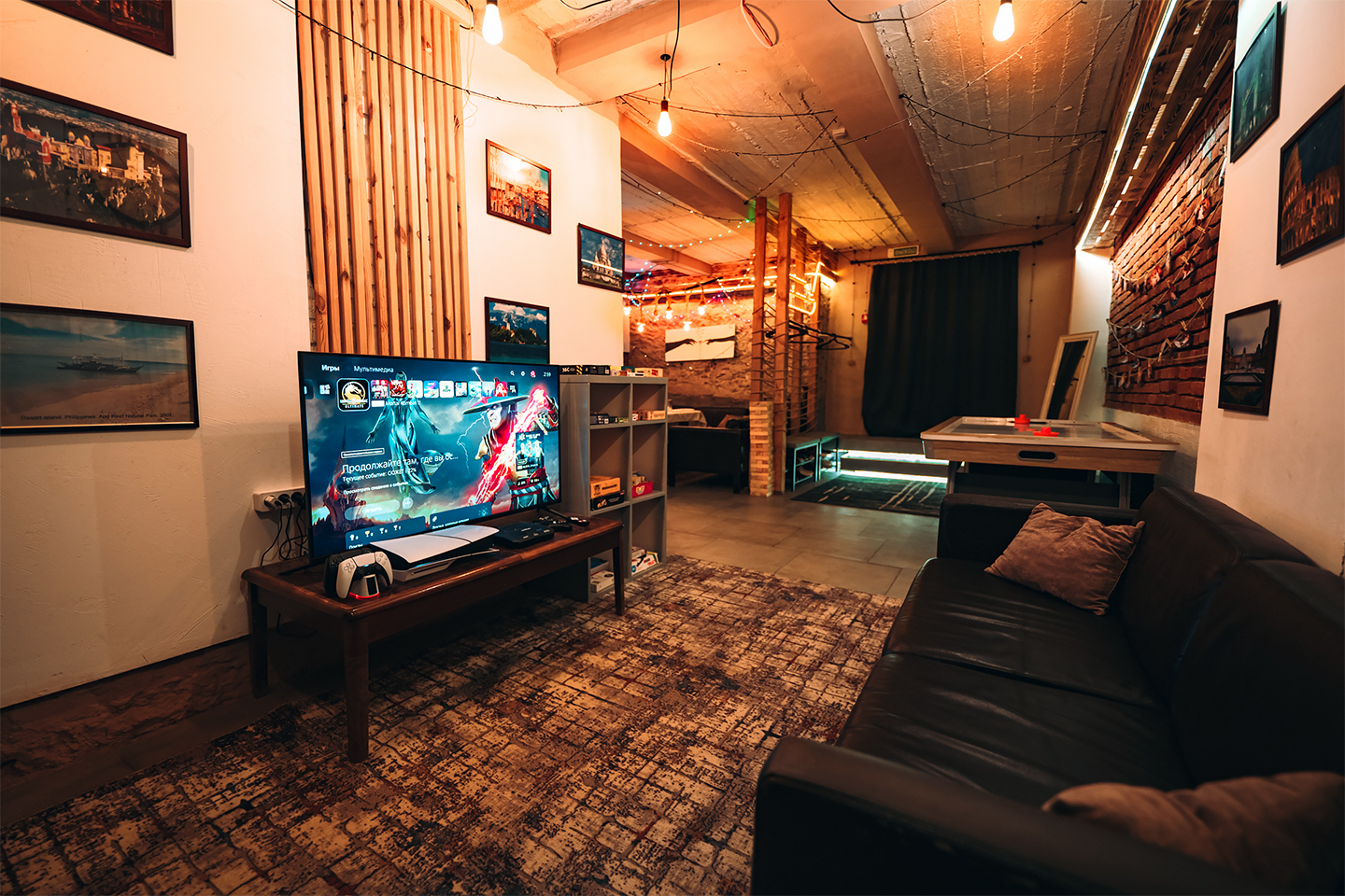 Игровая комната с PS5 на трёх экранах